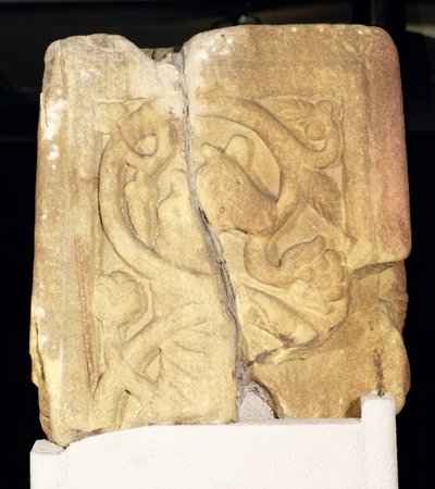 Rothbury-Kreuzschaftfragment, verziert mit einer bewohnten Schriftrolle, 800-850 n. Chr. von Anglo Saxon